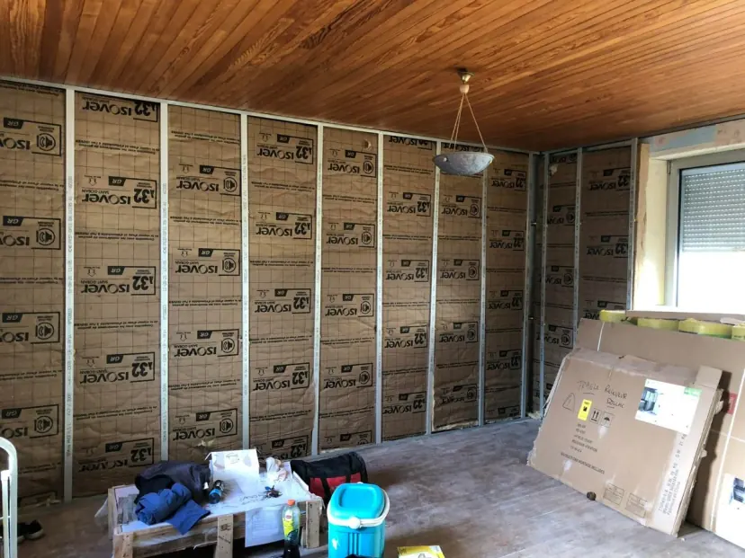 Doublage placo BA13 sur ossature, chantier RUSHITI Rénovation à Besançon