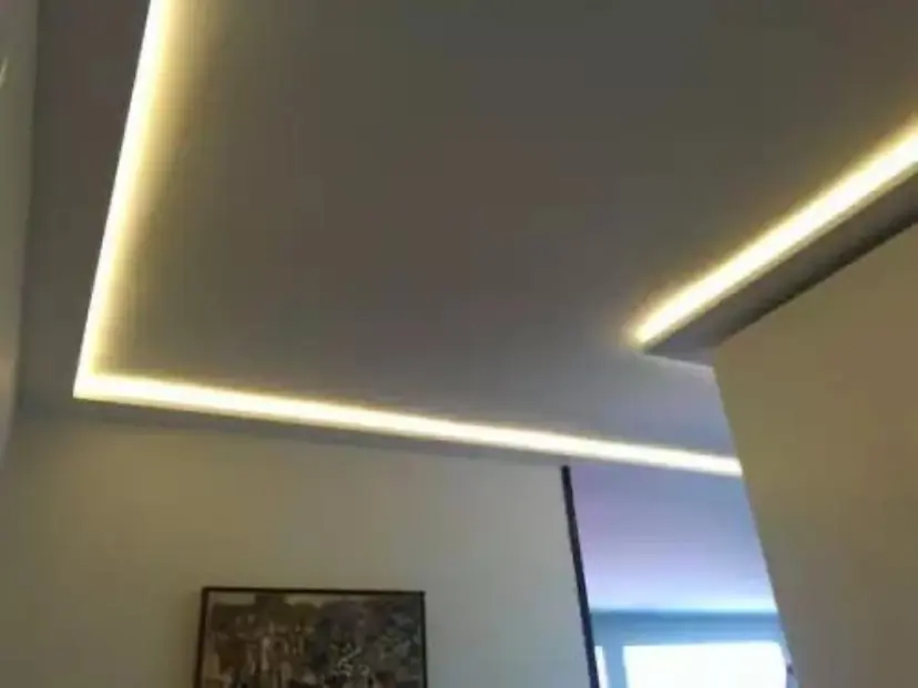 Faux plafond avec corniche lumineuse LED, finition moderne