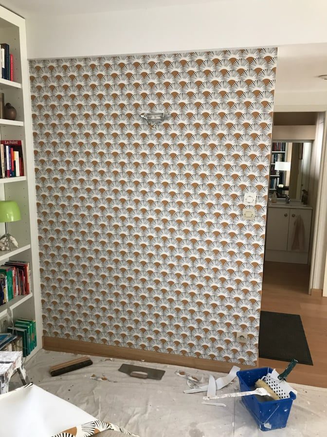 Réalisation RUSHITI Rénovation : pose soignée de papier peint à motifs dans un séjour à Besançon