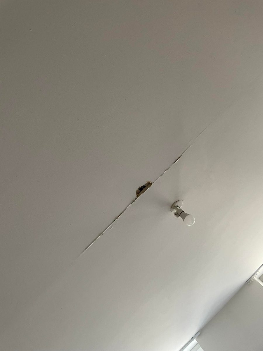Plafond rénové après reprise et mise en peinture