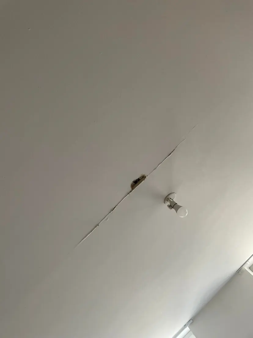 Plafond rénové après reprise et mise en peinture